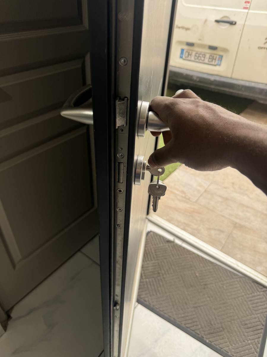 CLE CASSEE A L INTERIEUR DE LA SERRURE SUR MARSEILLE 13005