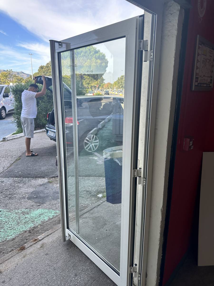 POSE DE PORTE COULISSANTE AUTOMATIQUE ET GARDE CORPS SUR MARSEILLE