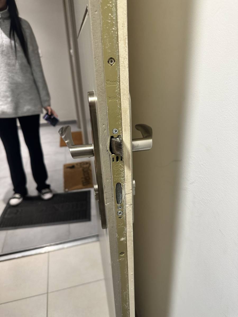 INSTALLATION D UNE SERRURE MONOPOINT A ENCASTRER  SUR MARSEILLE